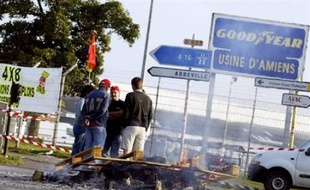 Goodyear-Dunlop a annoncé mardi vouloir mettre en oeuvre un projet de réduction de la production du site d'Amiens Nord (ex-Goodyear) qui entraînera la suppression de 402 emplois sur environ 1.400, après le refus syndical de signer un accord sur une réorganisation du travail.