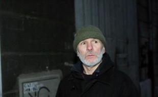Le cofondateur de l'organisation armée d'extrême-gauche Action directe Jean-Marc Rouillan, qui bénéficie d'un régime de semi-liberté, est sorti lundi matin de prison pour arriver sur son lieu de travail des éditions Agone à Marseille peu avant 8H00.