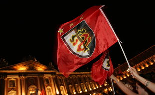 Ecran geant sur la place du Capitole et supporters lors de la victoire du Stade Toulousain en finale du Championnat de Francer de rugby contre Clermont Ferrand