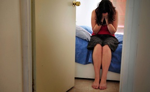Une photo d'illustration d'une femme qui a subi une agression sexuelle