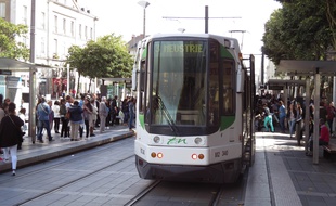 Un tramway de la ligne 3, ici station Commerce à Nantes.