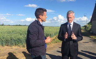 Bruno Le Maire discute avec un agriculteur dans l'Eure.
