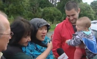 Susan O'Brien entourée de sa famille. Cette Néo-Zélandaise de 29 ans a passé 24 heures perdue en forêt en Nouvelle-Zélande, avant d'être retrouvée le 11 mai 2015.