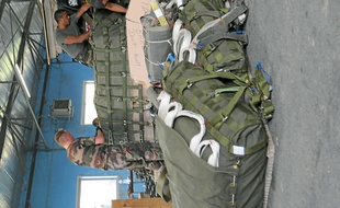 Voitures ou bardas, tout doit être sanglé pour le parachutage.