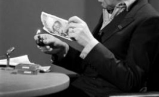Serge Gainsbourg brûle un billet de 500 francs le 11 mars 1984 lors de l'émission 7 sur 7