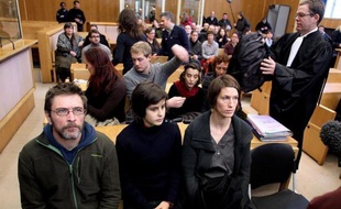 Après le procès de neuf militants de Greenpeace la semaine dernière à Troyes, deux de leurs camarades ont à leur tour été convoqués devant la justice, mardi à Privas, pour s'être, eux aussi, introduits dans une centrale nucléaire, celle de Cruas, en Ardèche.