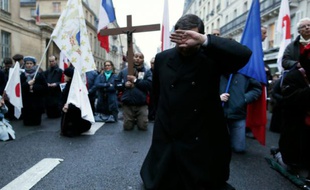 L'abbé Xavier Beauvais se cache le visage pendant une manifestation organisée par Civitas contre le mariage pour tous, le 4 avril 2013