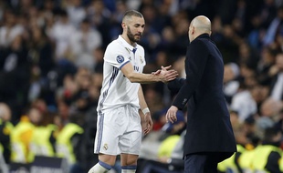 Karim Benzema et Zinédine Zidane lors de Real Madrid-Naples, le 15 février 2017.
