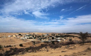 Le gouvernement israélien va retirer un projet controversé prévoyant le déplacement de 30.000 à 40.000 Bédouins du désert du Néguev, a annoncé jeudi l'ex-ministre Benny Begin, un des auteurs de ce plan baptisé "Begin-Prawer".