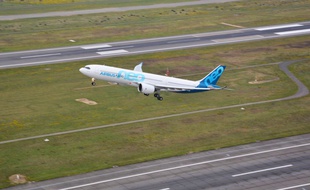 L'A330neo, la version remotorisé de l'A330, a décollé du tarmac de Toulouse-Blagnac le 19 octobre 2017 pour son premier vol d'essai.