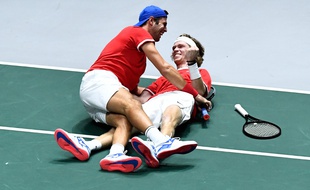 Karen Khachanov (à g.) et Andrey Rublev se sont imposés lors du double décisif.