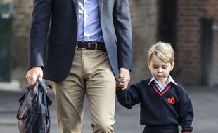 Le prince Georges tenant la main à son père, William, pour son premier jour à l'école.