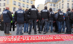 Une manifestation à Paris pour s'opposer contre la politique de déplacement de la mairie