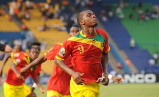 La Guinée, qui a écrasé (6-1) une équipe du Botswana réduite à 10 avant la mi-temps samedi à Franceville, a conservé ses chances de qualification dans le groupe D de la Coupe d'Afrique des nations, dont les leaders, Mali et Ghana, s'affrontent en soirée.