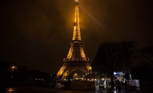 La Tour Eiffel illuminée en plein Paris (image d'illustration).