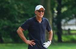 Critiqué pour ne jouer que son propre rôle, George Clooney s’en amuse