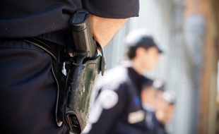 Illustration: Un CRS porte son arme de service devant la Cour d'appel de Toulouse le 2 mai 2012.