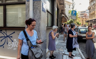 Des Grecs sortent après le tremblement de terre