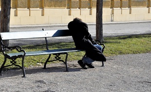 Un SDF sur un banc public.