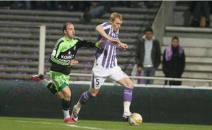Le latéral gauche, Jérémy Mathieu (à d.), reste incertain pour la rencontre de demain.