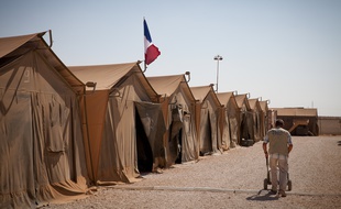 Illustration d'un camp de réfugiés avec des soldats français.