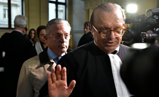 Le marchand d'art Guy Wildenstein et son avocat Hervé Temime à la sortie du tribunal le 4 janvier 2016 à Paris