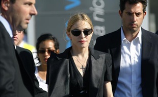 Madonna arrive à l'aéroport de Marseille le 19 juillet pour rencontrer les victimes de l'effondrement d'une partie de la scène où elle devait se produire.