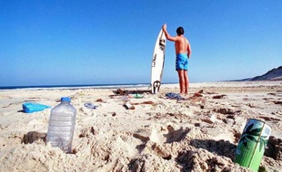 Surfrider Foundation Europe organise une opération de ramassage des déchets sur les plages.