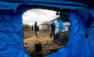 Des policiers dan la "jungle" de Calais, le 4 mars 2016