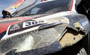 La Peugeot de Carlos Sainz endommagée après que le pilote espagnol a percuté un motard français lors de la 2e étape du Dakar, le 5 janvier 2015.