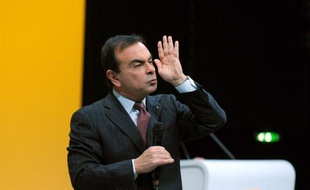 Le PDG de Renault, Carlos Ghosn, a proposé "le report de 30% de sa part variable de l'année 2012 au 31 décembre 2016" si un accord de compétitivité est signé en France, a annoncé jeudi le constructeur automobile français, confirmant une information des Echos.