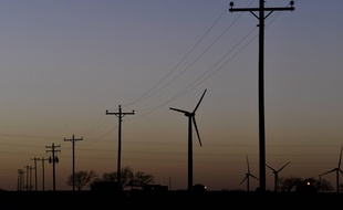 Des éoliennes et des fils électriques.