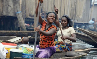 Les pirogues glissent sans bruit sur l'eau noire de Makoko, un bidonville sur pilotis qui grignote chaque jour un peu plus la lagune de Lagos tandis que sa population, à l'image de celle du continent africain, ne cesse de croître.