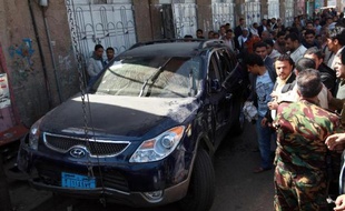 Deux attentats ont visé mardi à Sanaa des délégués de premier plan du dialogue national au Yémen, dont l'un a été tué, au moment où ces assises, cruciales pour l'avenir du pays déstabilisé par les violences, entraient dans leur phase finale.