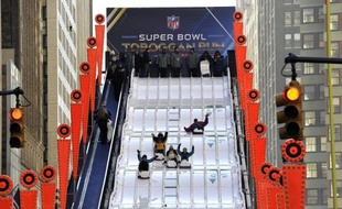 La fièvre du Super Bowl s'est emparée mercredi de New York, avec l'ouverture près de Times square du "boulevard du Super Bowl", proposant aux fans de multiples activités avant la finale du Championnat de football américain dimanche.