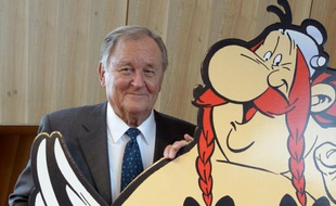 Le dessinateur et scénariste de bande dessinée Albert Uderzo pose à côté d'une pancarte d'Asterix et Obelix durant une conférence de presse, le 12 octobre 2015 à Paris