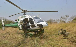 Des gardes-forestiers hélitreuillés le 7 février 2016 dans le Parc national de la Garamba en RDCongo