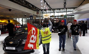 Des salariés du secteur manifestent à l'appel de la CGT au Mondial de l'automobile à Paris le 8 octobre 2010.
