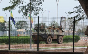 Une patrouille française à l'aéroport de Bangui, en Centrafrique, le 25 mars 2013.