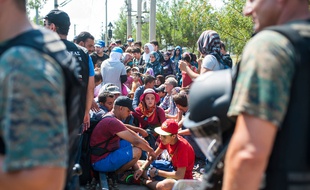 Près de Gevgelija, les policiers macédoniens ont laissé plus de 1.500 migrants venus de Grèce, principalement des Syriens, entrer en Macédoine, le 24 août 2015.