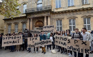 Manifestation d'étudiants de Sciences Po le 28 octobre 2014 devant l'IEP à Aix-en-Provence