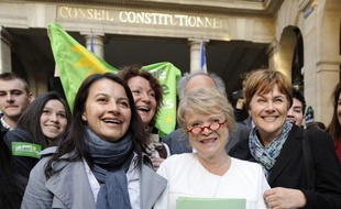 Cécile Duflot (EELV) a commenté dimanche les évolutions opposées d'Eva Joly et Jean-Luc Mélenchon dans les sondages en défendant la première et égratignant le second, qui a une façon "nostalgique" de faire de la politique, avec un discours "un peu plaqué" sur l'écologie.