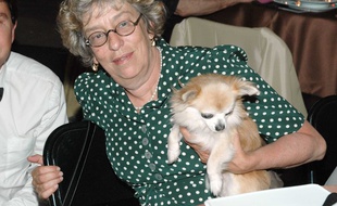 La comédienne Anémone et son chien Turlutte.