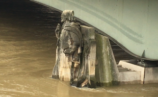 Paris, le 23 janvier 2018 - Le Zouave du pont de l'Alma a les pieds dans l'eau avec la crue de la Seine.
