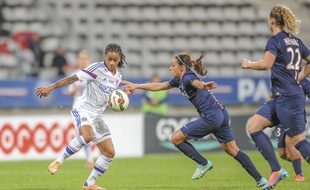Elodie Thomis et l'OL sont quasiment championnes pour la 9e fois consécutive grâce à leur large victoire (0-4) à Paris samedi.