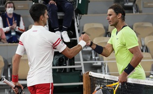Novak Djokovic et Rafael Nadal après leur match de légende à Roland-Garros