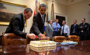 Barack Obama allume les bougies sur le gâteau d'anniversaire de Denis McDonough, chef du National Security Council, le 2 décembre 2009