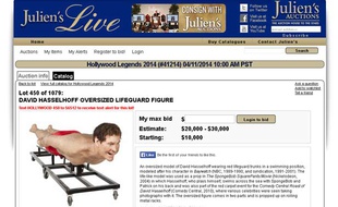 Capture d'écran du site d'enchères Julien's Auctions, qui propose des souvenirs de David Hasselhoff, dont une statue de l'acteur période «Alerte à Malibu».