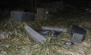 Des tombes profanées au cimetière juif de Sarre-Union, dans le Bas-Rhin, le 15 février 2015