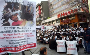 Un mouvement collectif de grèves de la faim des détenus kurdes s'est terminé dimanche après que le chef kurde emprisonné Abdullah Öcalan a publié la veille un message à ses partisans pour qu'ils cessent leur protestation qui durait depuis 68 jours.